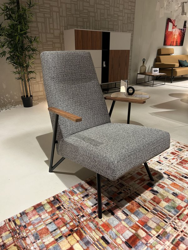 Mr Shell Fauteuil Hoge Rug in Stof Savanna 152 met Notenhouten Armleggers | Havee - Afbeelding 2