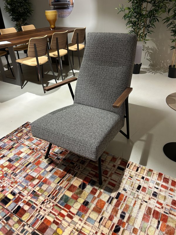 Mr Shell Fauteuil Hoge Rug in Stof Savanna 152 met Notenhouten Armleggers | Havee